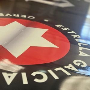 Lona de camión rotulada para flota de transporte