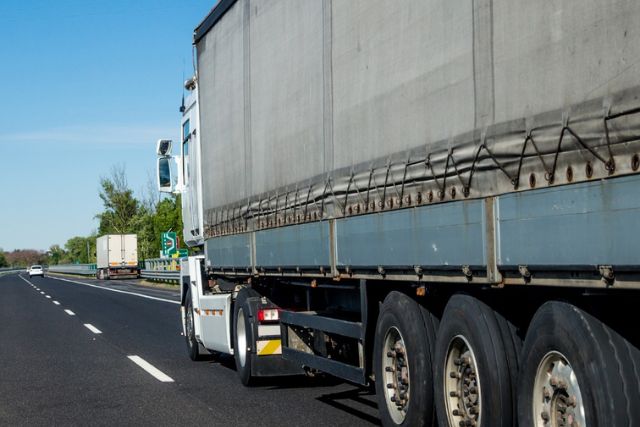 Lona de camión rota cuándo reparar y cuándo renovar