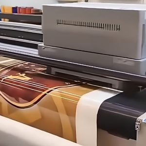 Detalle de impresión y rotulación sobre lona de camión